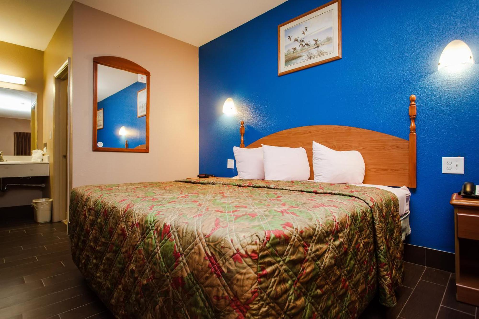 Scottish Inn & Suites Hankamer Quarto foto